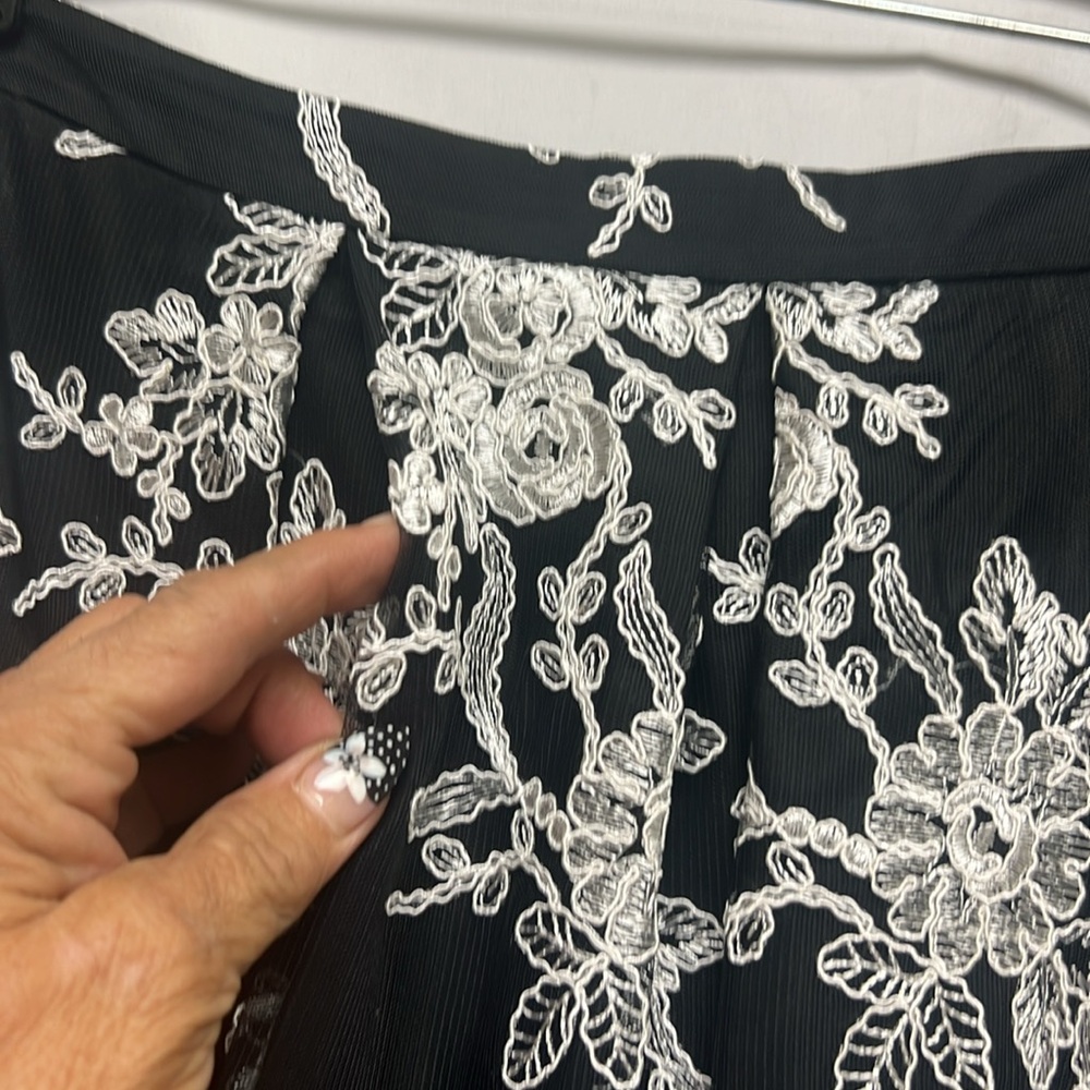 Adrianna Papell embroidered black and white lace skirt - Picture 7 of 11